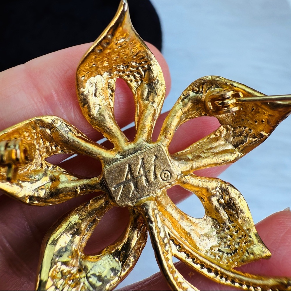 Vintage goldtone with faux pearl flower brooch pin - Picture 7 of 7